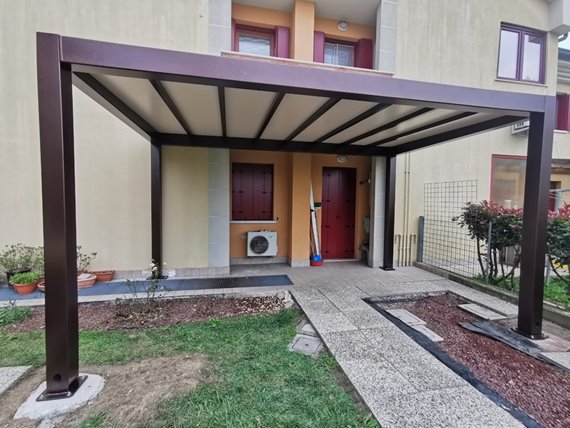 Copertura fissa in piano autoportante per spazio esterno 