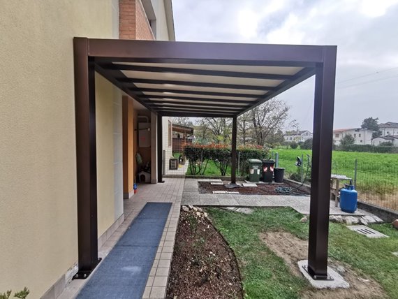 Copertura fissa in piano per dehors di bar e ristoranti 